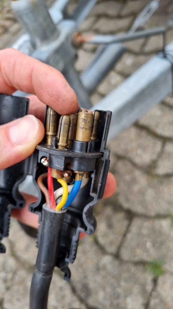 7-poligen Stecker überprüfen