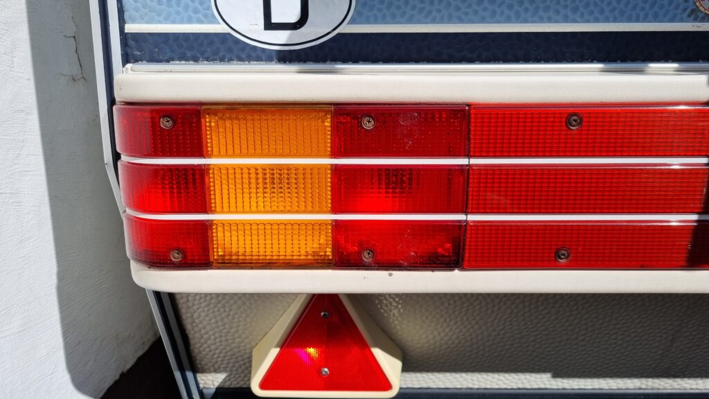 Rücklichter prüfen am Wohnwagen HOBBY 370 TM (Baujahr 1993)