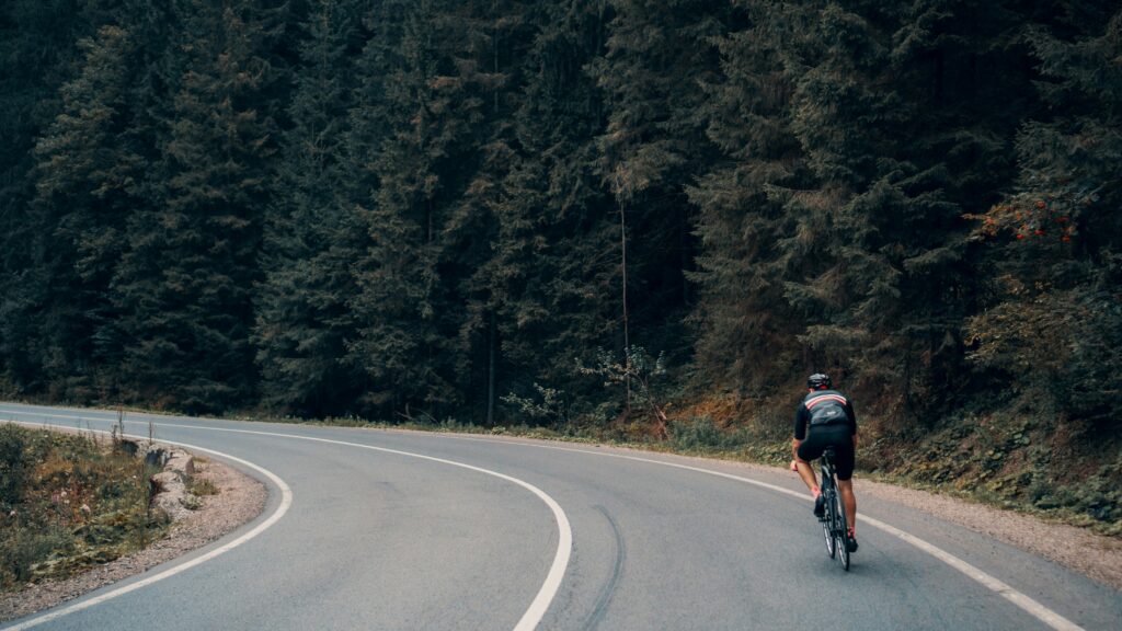 Peaks and plains cycle tour Foto von Viktor Bystrov auf Unsplash