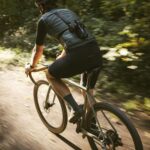 Gravel-Biking – die richtige Technik beim Fahren und wertvolle Tipps Foto von Rille Camera Strap auf Unsplash