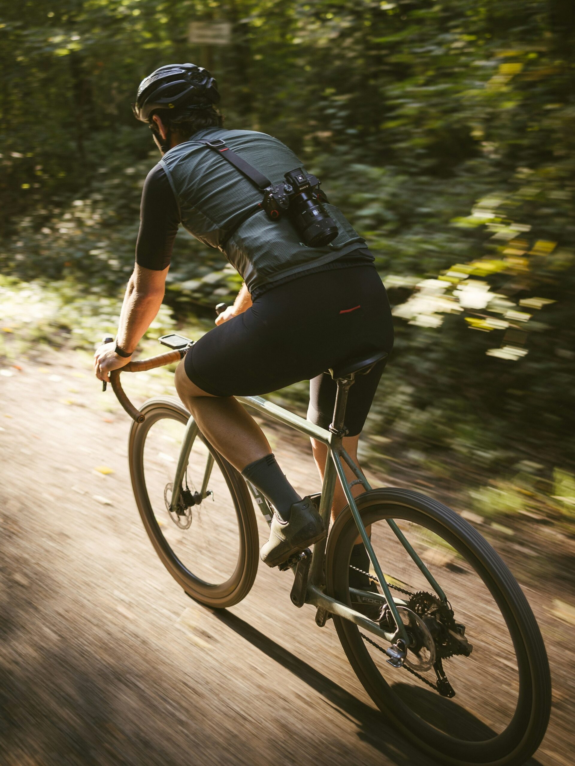 Gravel-Biking – die richtige Technik beim Fahren und wertvolle Tipps Foto von Rille Camera Strap auf Unsplash