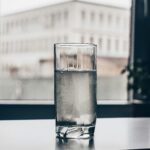 Morgens gesund starten Wasser mit Zitrone und Salz Foto von Mateusz Butkiewicz auf Unsplash