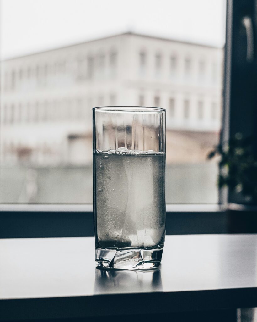 Morgens gesund starten Wasser mit Zitrone und Salz Foto von Mateusz Butkiewicz auf Unsplash