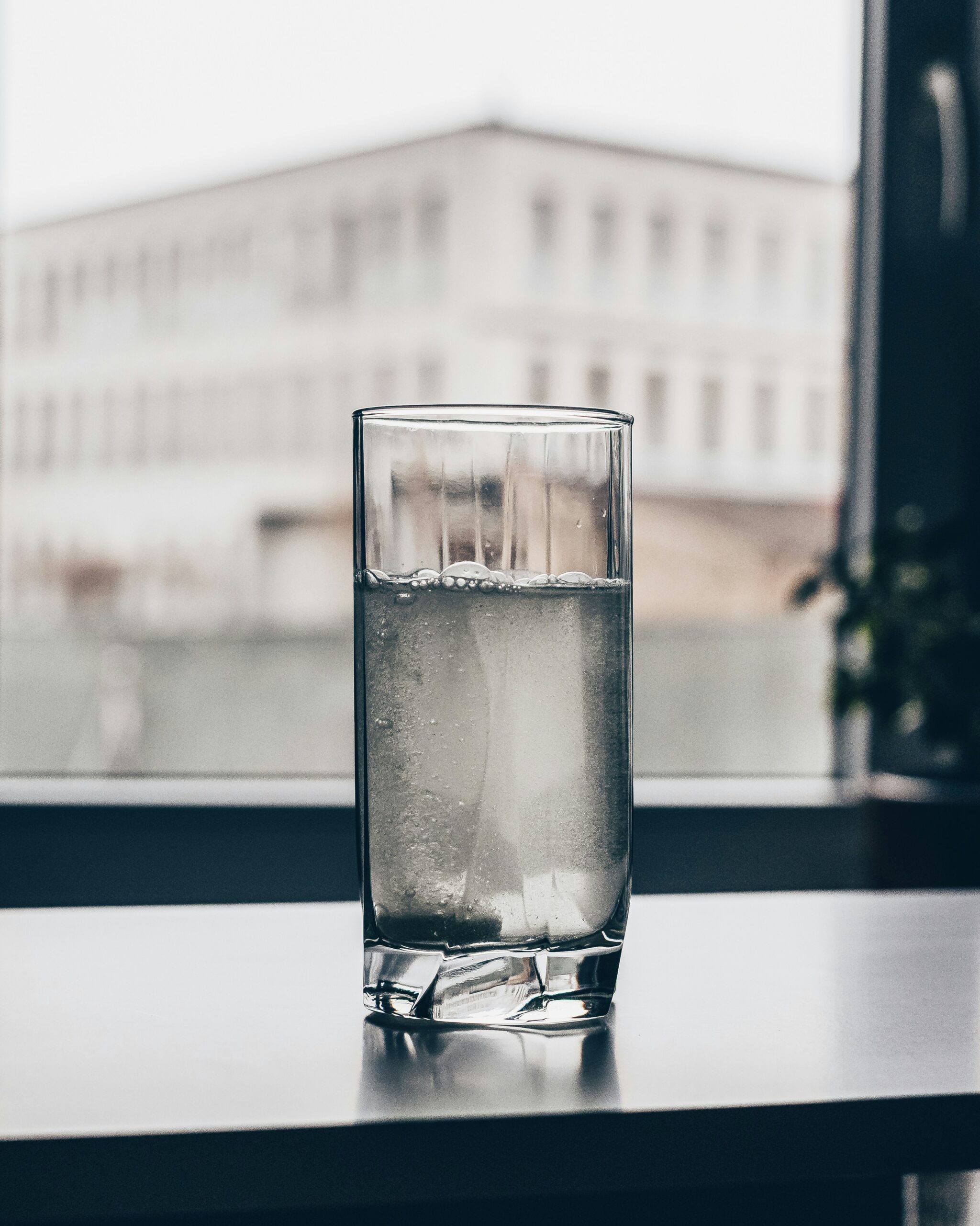 Morgens gesund starten Wasser mit Zitrone und Salz Foto von Mateusz Butkiewicz auf Unsplash