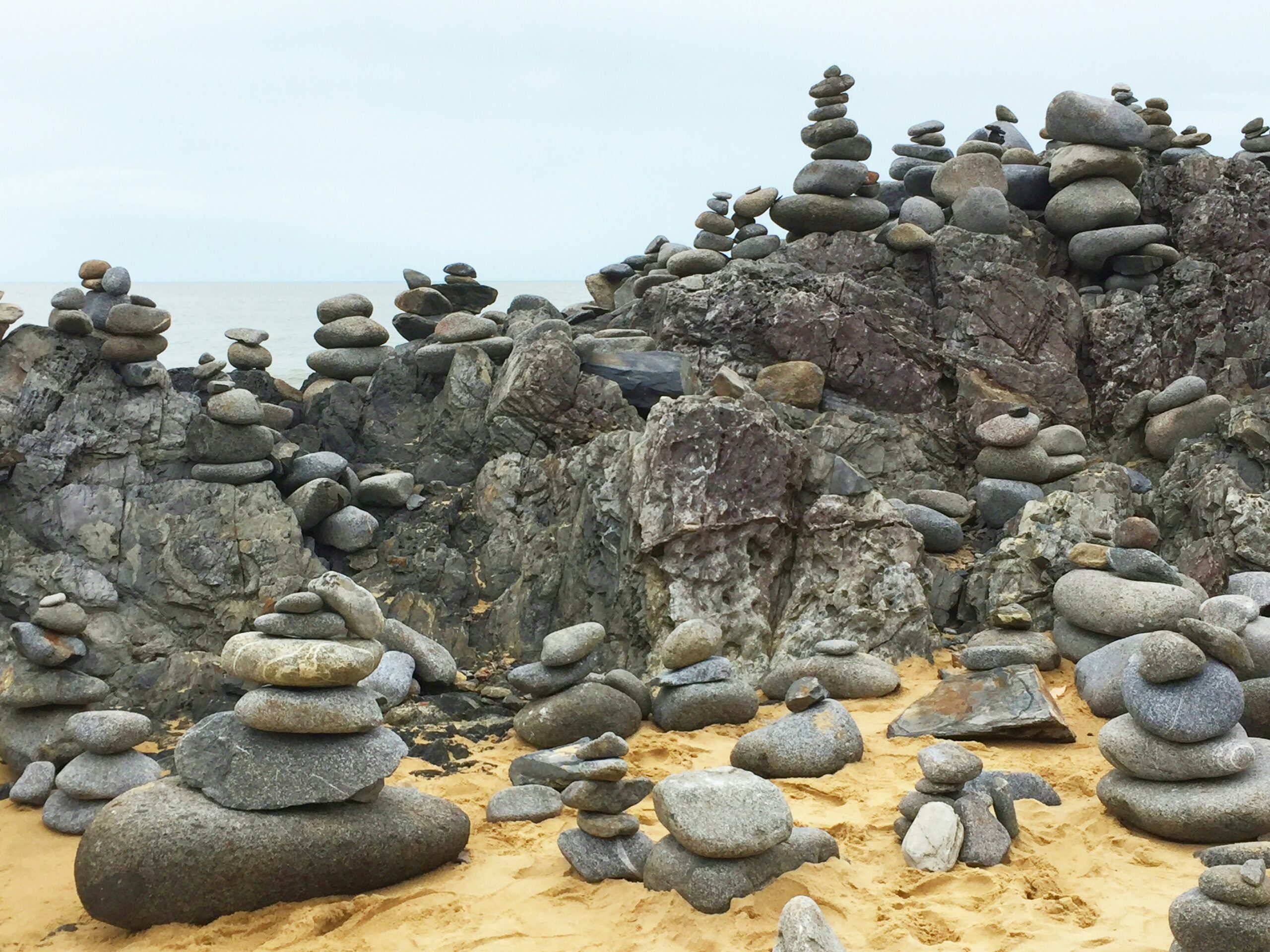 Rock Stacking Umweltschäden Foto von Karen Hielscher auf Unsplash